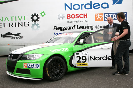 Martin Jensen forklarer forsvarsminister Søren Gade lidt om DTC raceren.